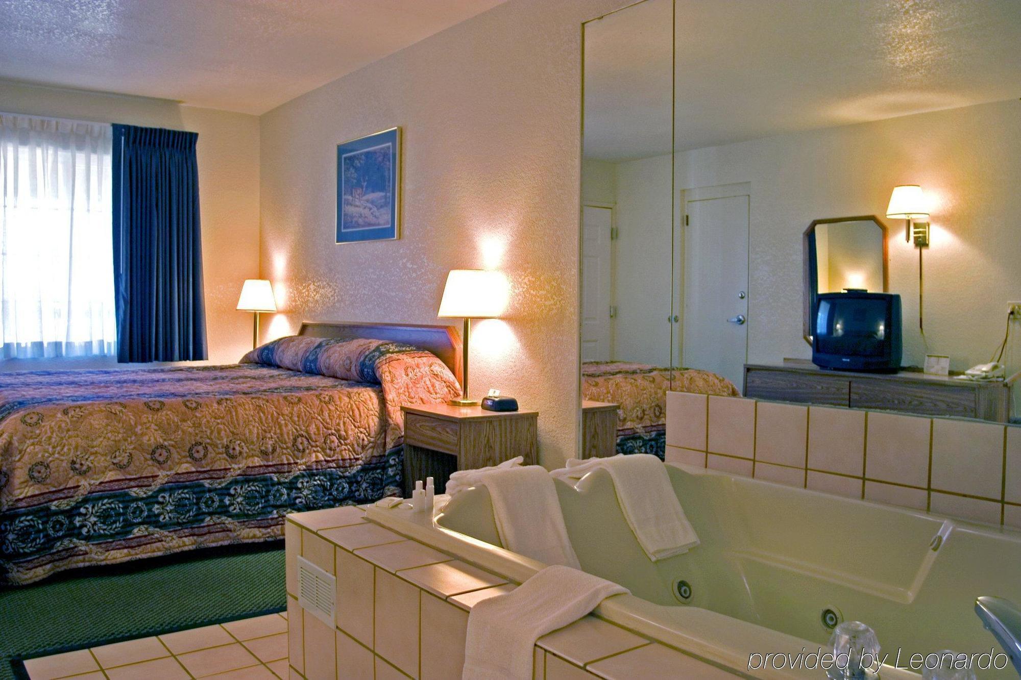 The Emerald House Hotel Bartlesville Room photo