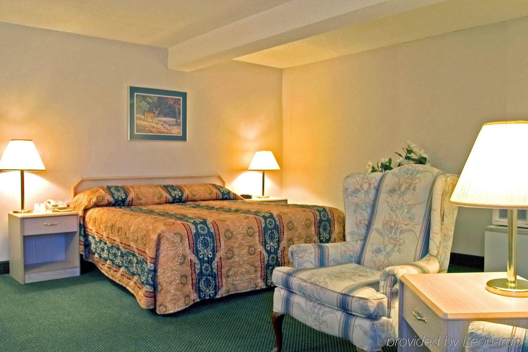 The Emerald House Hotel Bartlesville Room photo